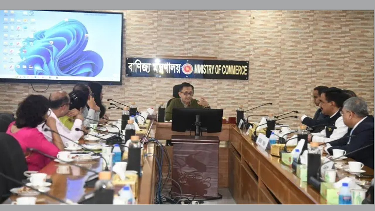 ভারতীয় ব্যবসায়ীদের সাথে বৈঠক শেষে সাংবাদিকদের ব্রিফ করছেন বাণিজ্যমন্ত্রী