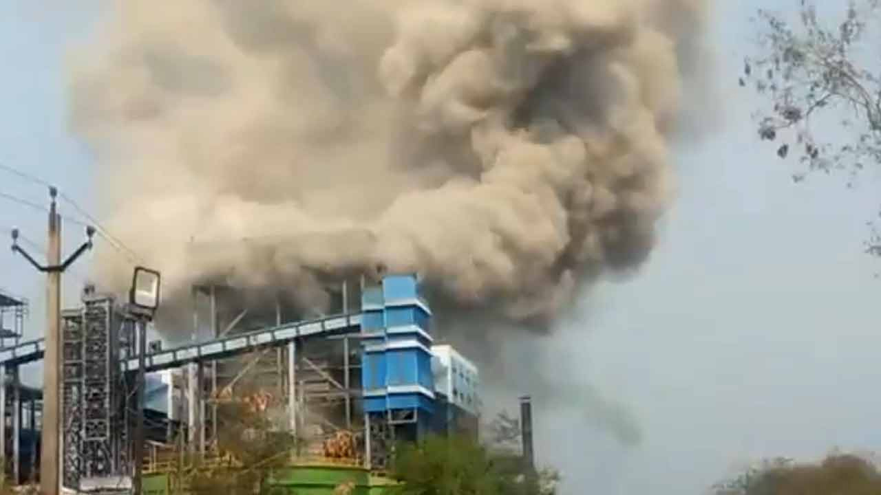 বেদান্তের বিদ্যুৎকেন্দ্রে জ্বলছে আগুন