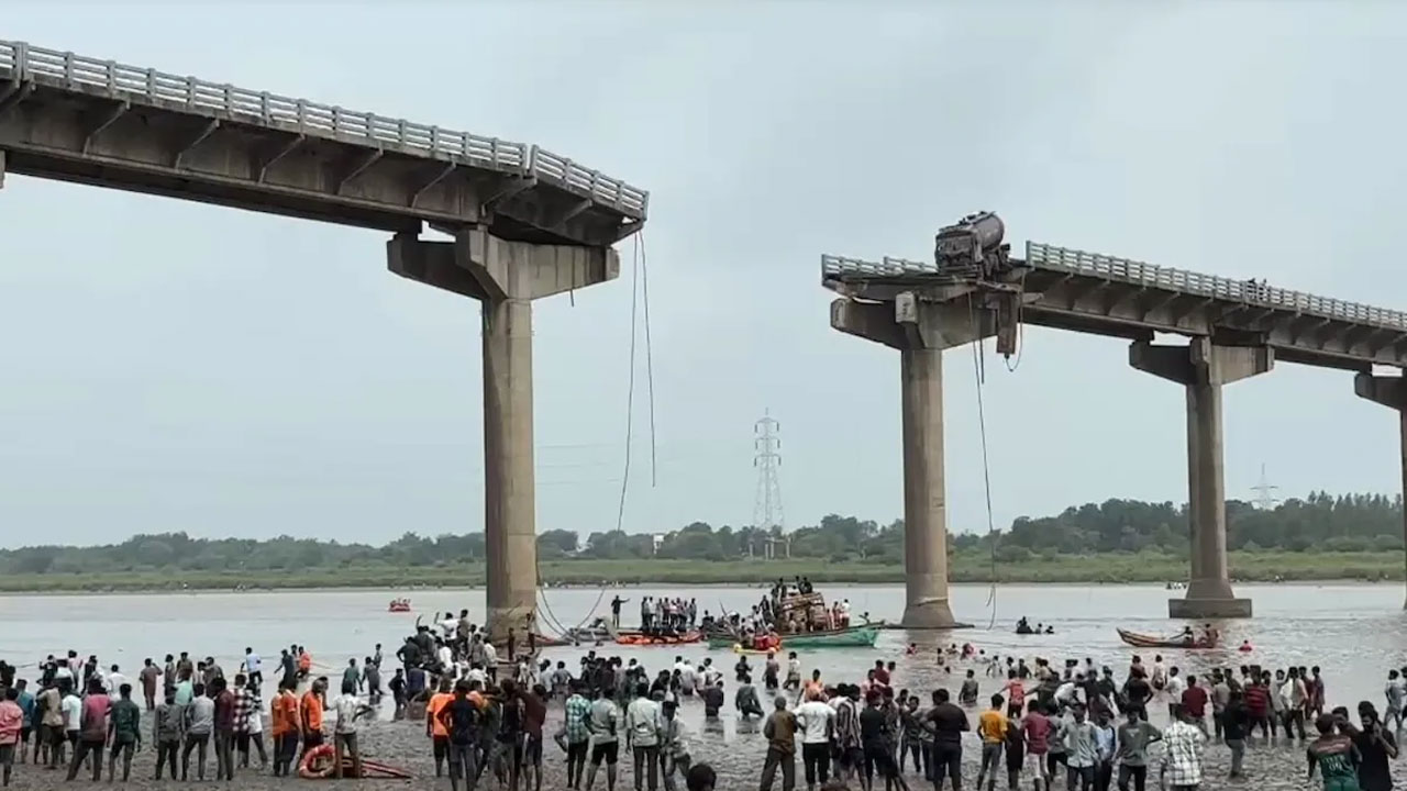 মাহি নদীর উপর নির্মিত সেতুর একাংশ বুধবার ভেঙে পড়ে
