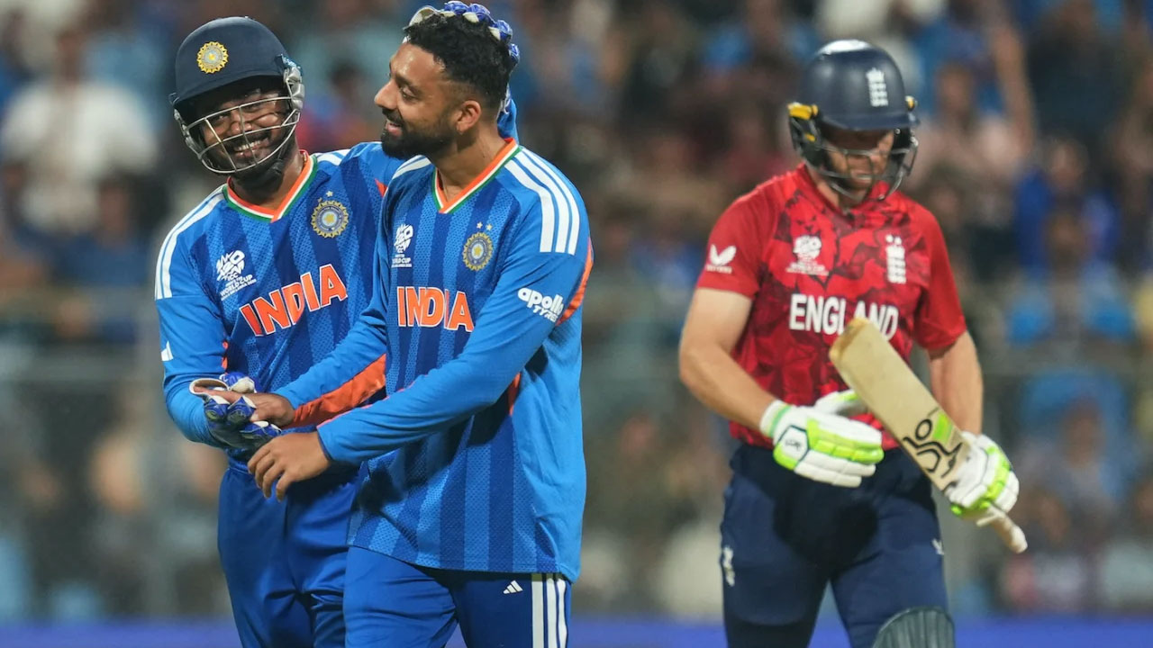 ভারতের হয়ে ৪ ওভারে ৬৪ রান দিয়ে ১ উইকেট নেন স্পিনার বরুণ চক্রবর্তী। টি-টোয়েন্টি বিশ্বকাপে ভারতের কোনো বোলারের সবচেয়ে বেশি রান খরচার বোলিং এটি