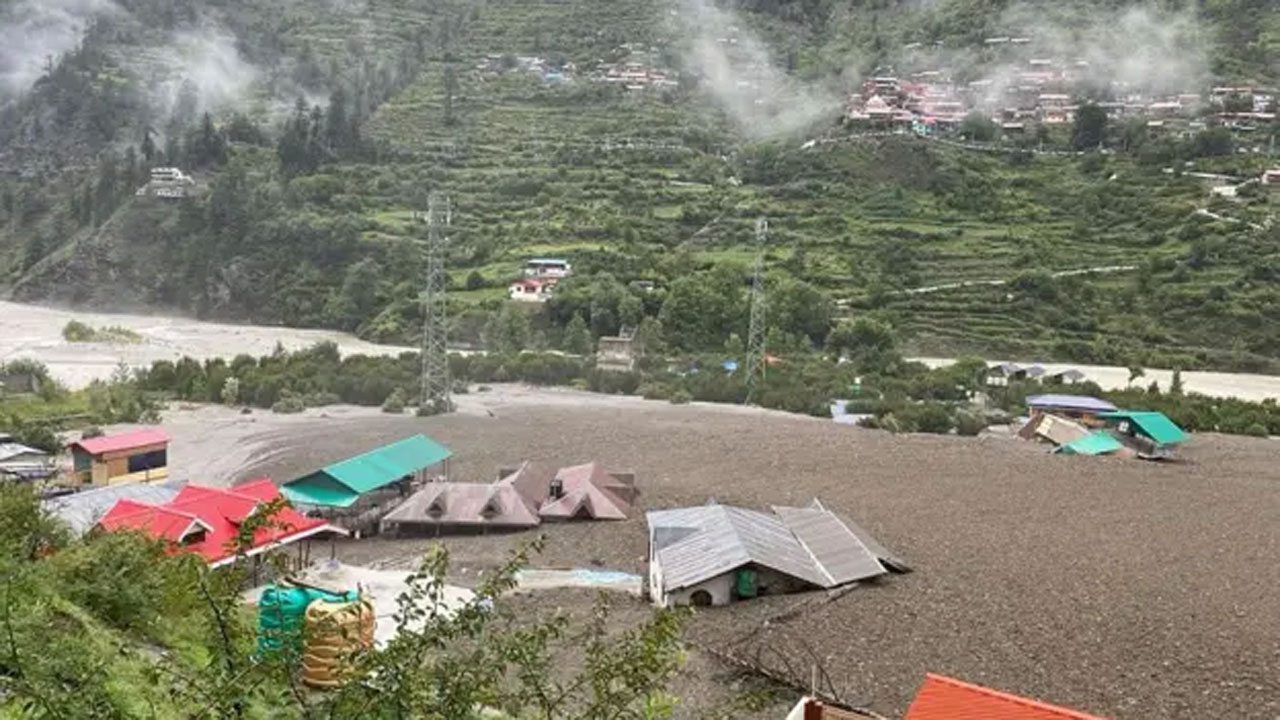 মেঘভাঙা বৃষ্টিতে বয়ে আসা মাটি ও পাথরের নিচে চাপা পড়ে আছে ধরালি গ্রামের বাড়িঘর