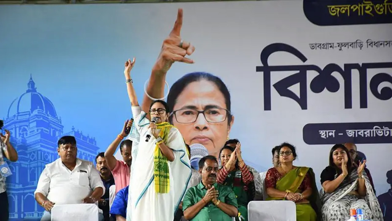 জলপাইগুড়িতে তৃণমূল কংগ্রেসের নির্বাচনী জনসভায় ভাষণ দিচ্ছেন মমতা ব্যানার্জী