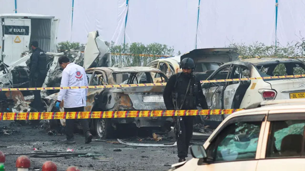 দিল্লিতে বিস্ফোরণস্থলে কাজ করছেন তদন্তকারীরা