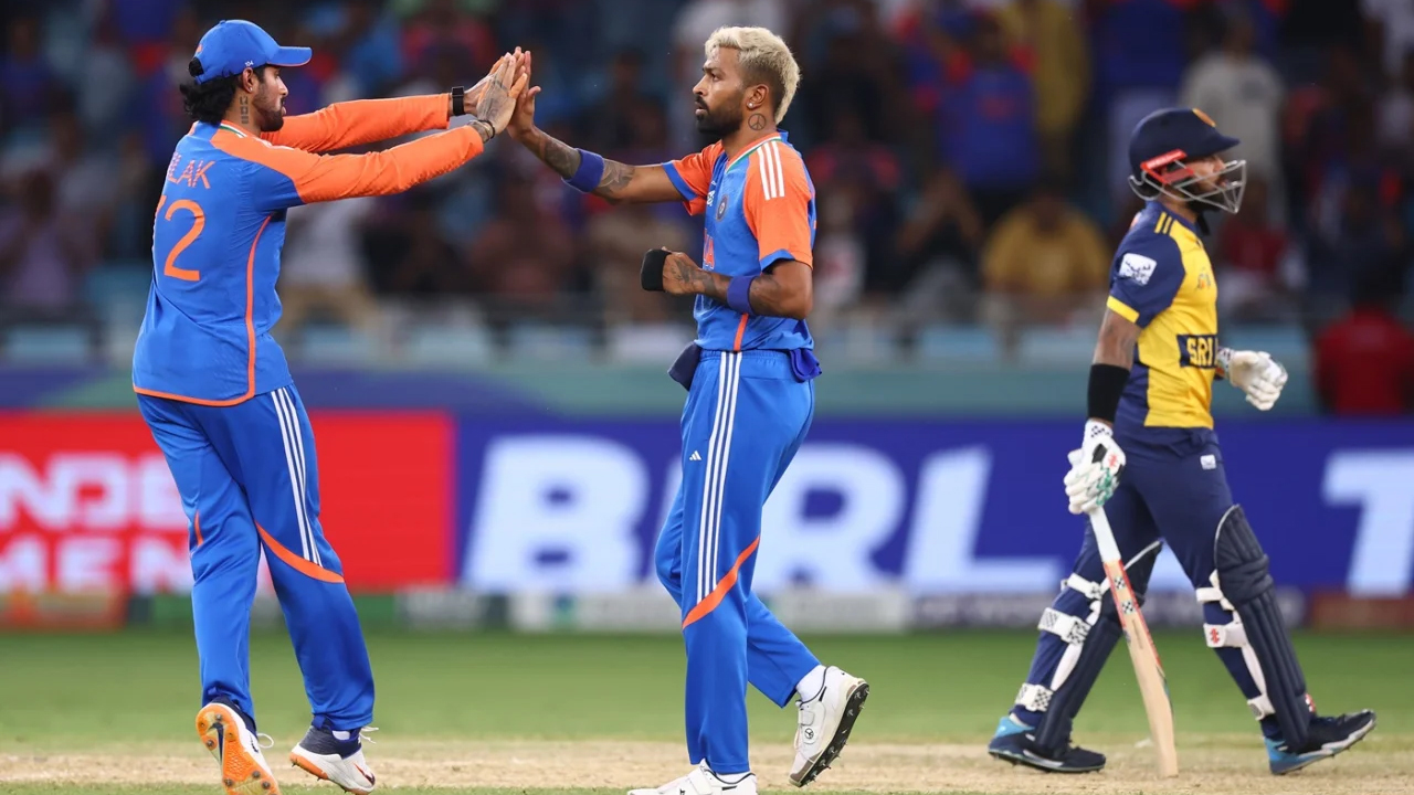 কুশল মেন্ডিসের উইকেটের পতনের পর হার্দিক পান্ডিয়া ও তিলক ভার্মার উল্লাস