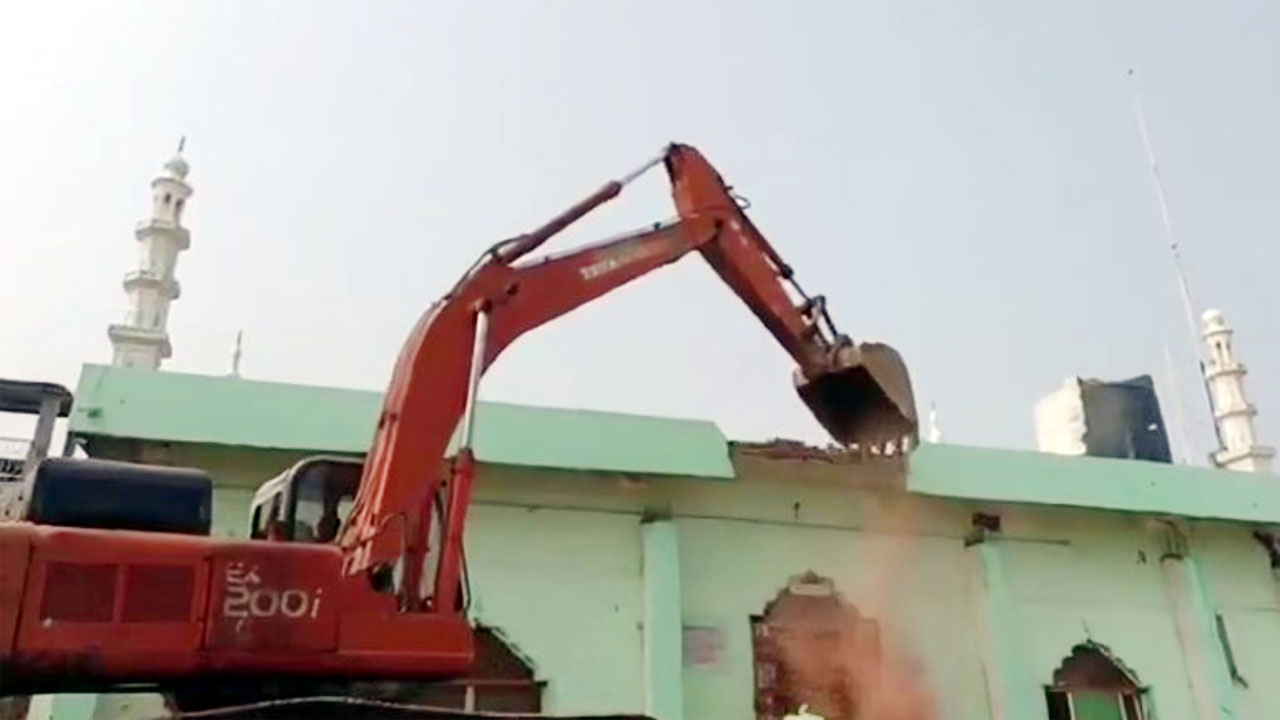 ২০২৫ সালের জানুয়ারিতে ওয়াকফের জমিতে নির্মিত শতাব্দী প্রাচীন তাকিয়া মসজিদ বুলডোজার দিয়ে ভেঙে দেয় ভারত সরকার