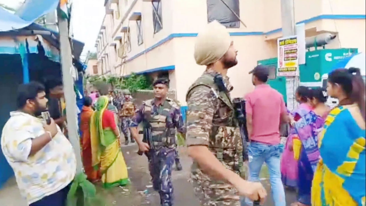 ফলতায় লাঠিচার্জ কেন্দ্রীয় বাহিনীর