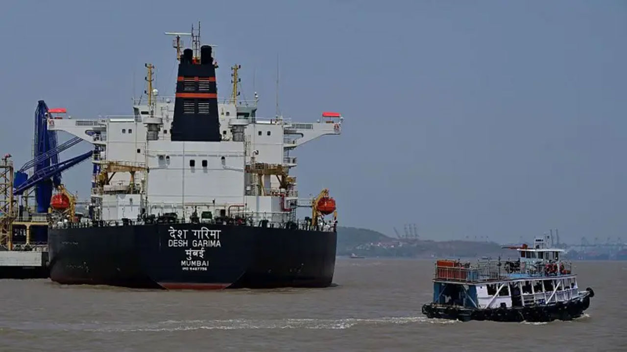 হরমুজ প্রণালী পার করে মুম্বাই বন্দরে আসা তেলবাহী জাহাজ ‘দেশ গরিমা’