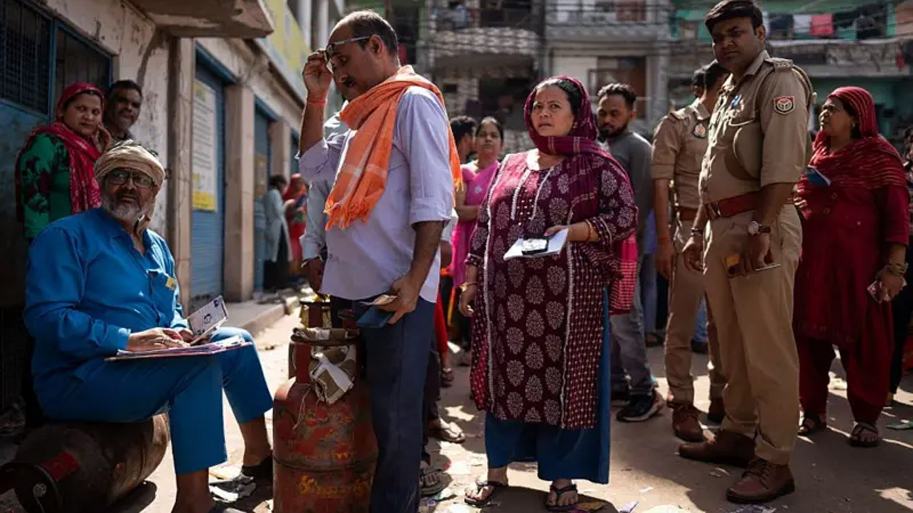 রান্নার গ্যাসের সিলিন্ডারের জন্য দিল্লিতে লাইন