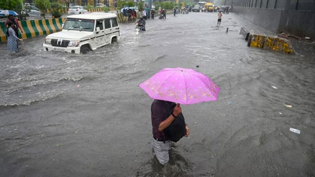 ভারতে ভারী বর্ষণে রাস্তাঘাট তলিয়ে গেছে