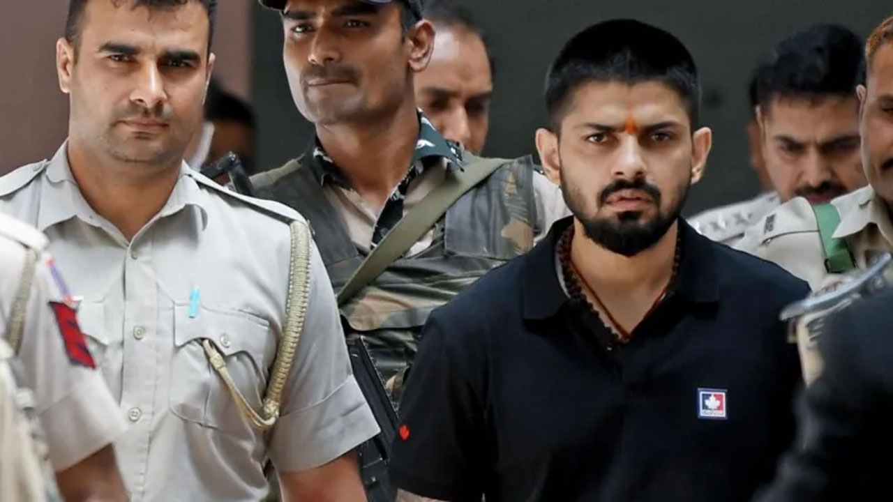 ২০২৩ সালে ভারতের পুলিশ লরেন্স বিষ্ণোইকে আদালতে নিয়ে যাচ্ছে