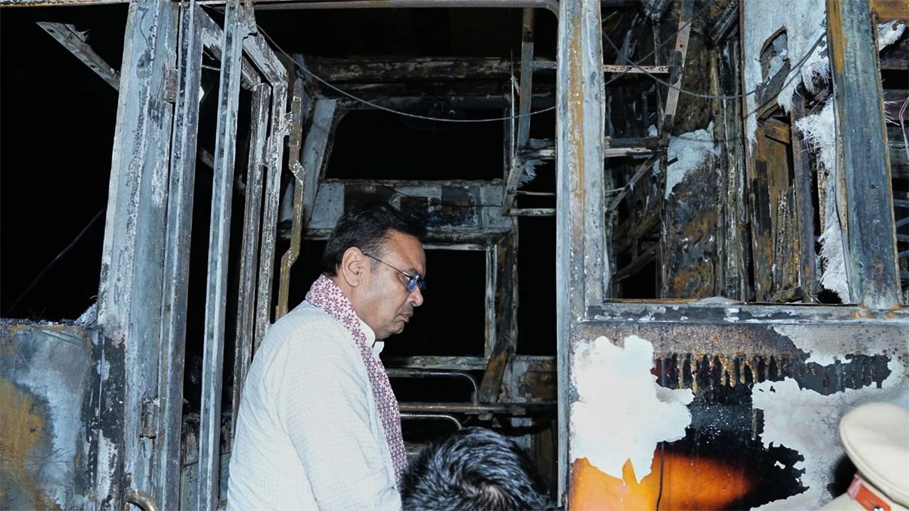 পুড়ে যাওয়া বাসটি পরিদর্শন করছেন রাজস্থানের মুখ্যমন্ত্রী ভজন লাল শর্মা