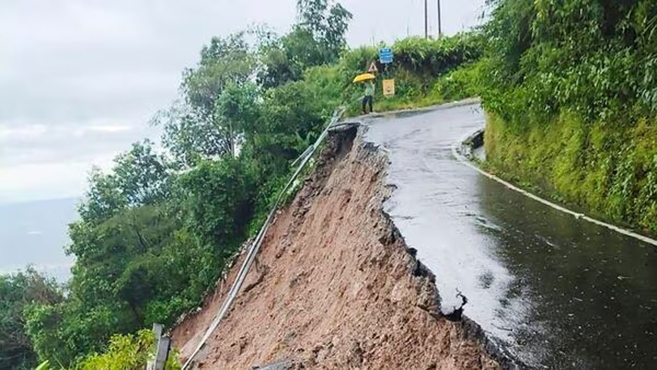 ভূমিধসে বিপর্যস্ত রাস্তা