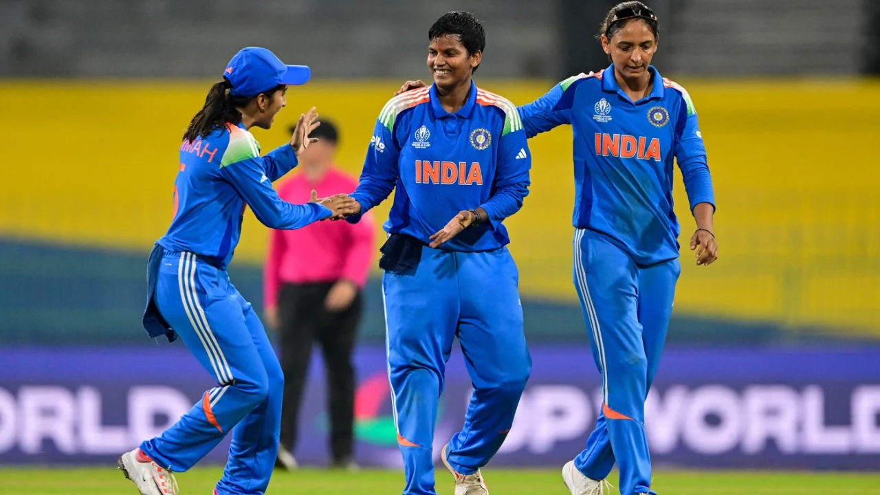 পাকিস্তানের উইকেট শিকারের পর ভারতীয়দের উদযাপন