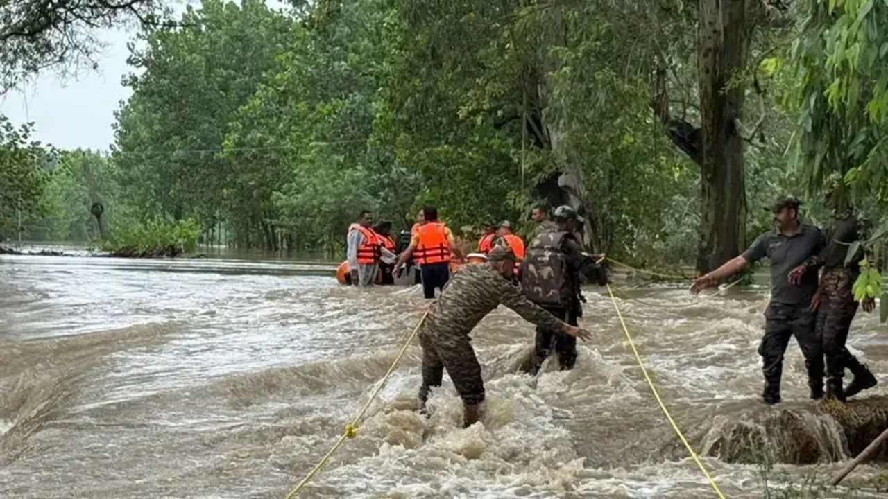 জম্মুতে উদ্ধারকাজ চালাচ্ছে ভারতীয় সেনাবাহিনী