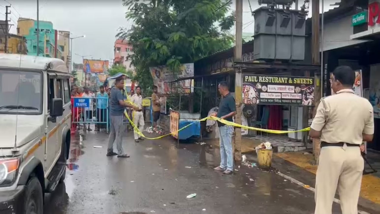 পুলিশ ঘটনাস্থলে পৌঁছে তদন্ত শুরু করেছে
