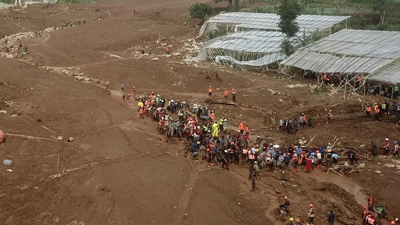 ইন্দোনেশিয়ায় ভূমিধসে মৃতের সংখ্যা বেড়ে ৩৪