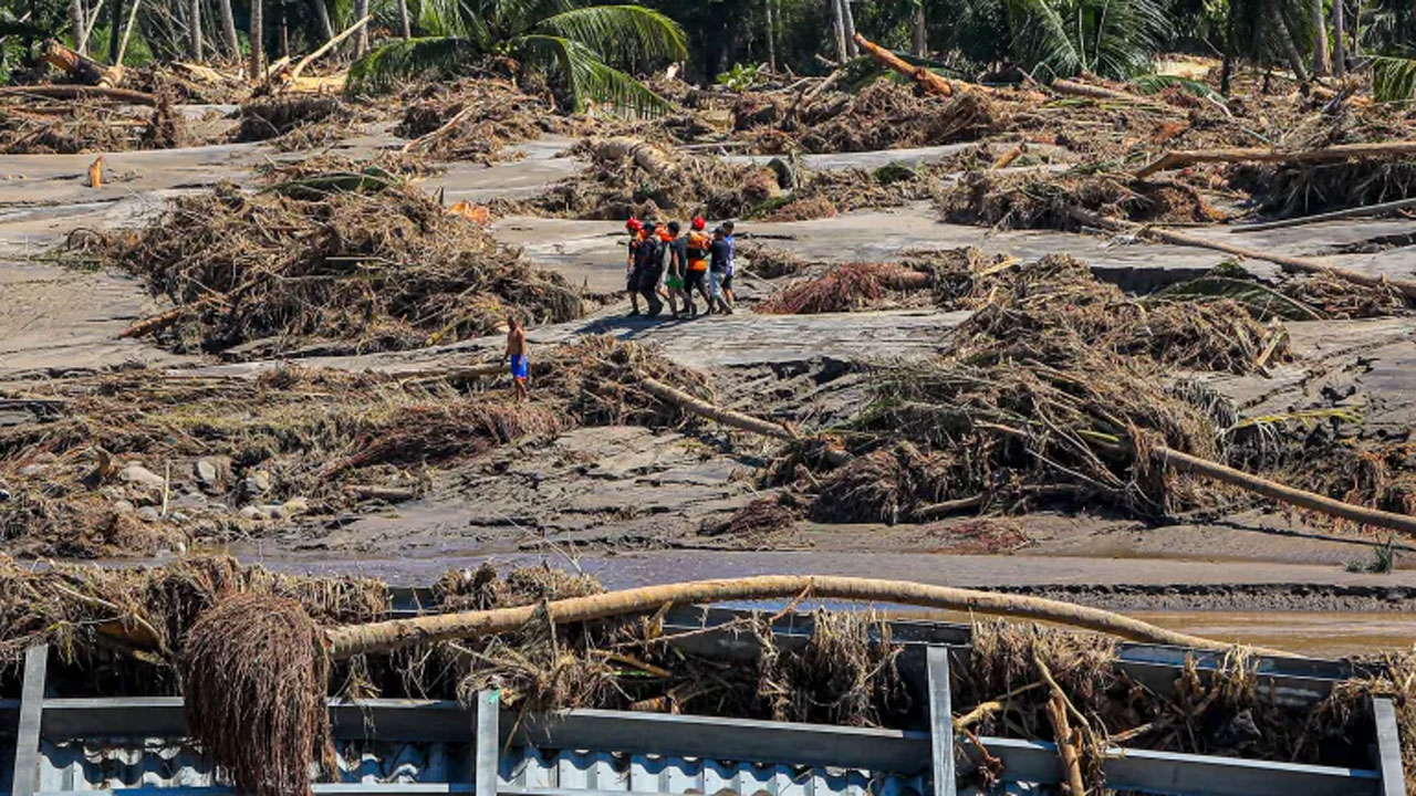 ইন্দোনেশিয়ার আচেহ প্রদেশে উদ্ধার কার্যক্রম চলছে