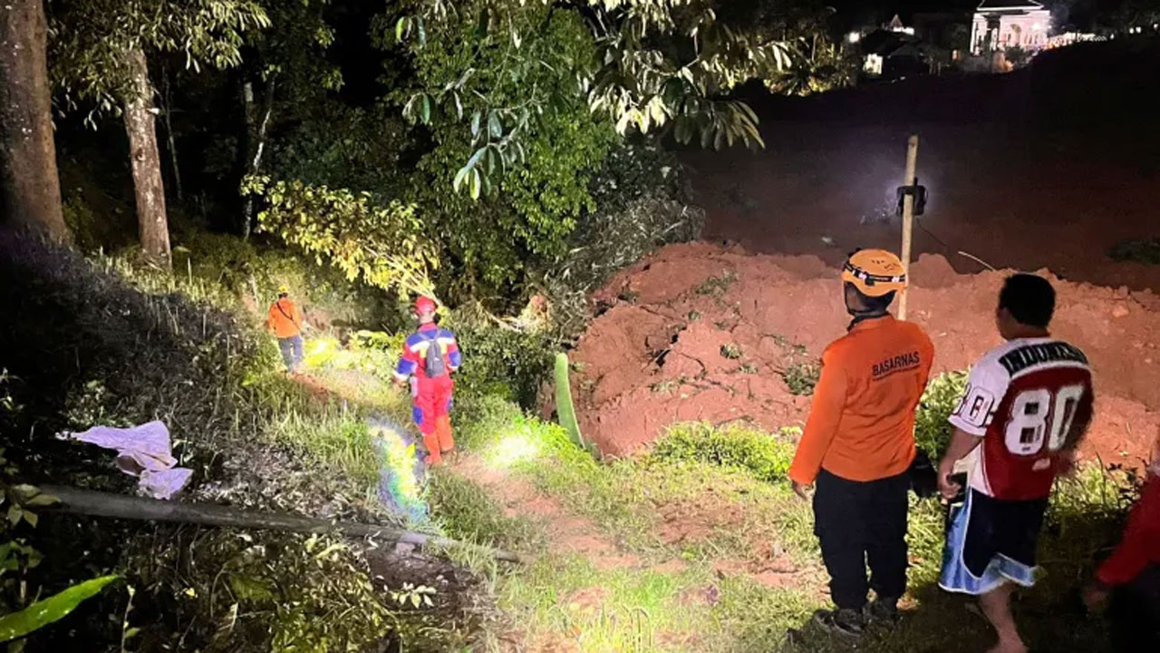 ভূমিধসের পর উদ্ধারকারীরা হতাহতদের সন্ধান করছেন