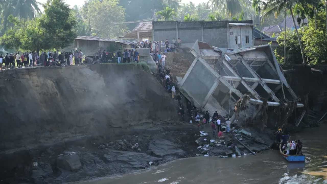 ইন্দোনেশিয়ার আচেহ প্রদেশের বিরেউনে নদীতে ধসে পড়া একটি ভবন