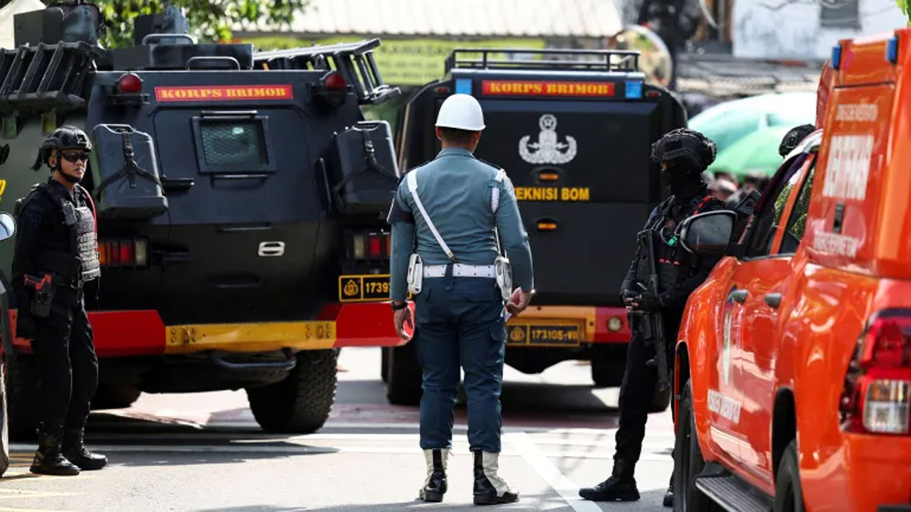 বিস্ফোরণস্থলের কাছে পুলিশ ও সামরিক বাহিনী সদস্য