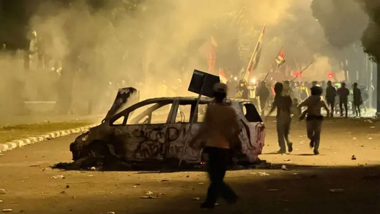 বিক্ষোভকারীরা একটি গাড়িতে আগুন ধরিয়ে দেয়