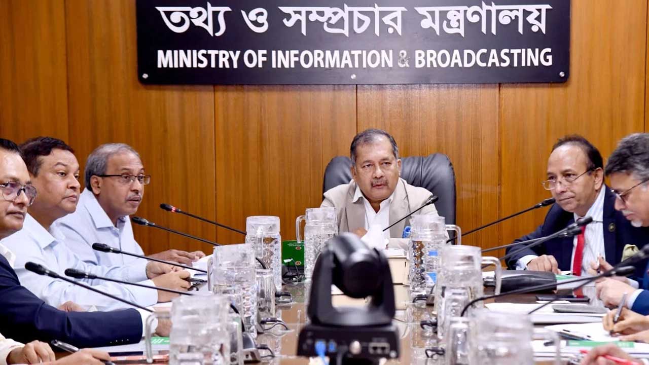 তথ্যমন্ত্রী জহির উদ্দিন স্বপন সচিবালয়ে তথ্য ও সম্প্রচার মন্ত্রণালয়ের সম্মেলন কক্ষে প্রেস অ্যাক্রিডিটেশন কমিটির সভায় বক্তব্য দেন