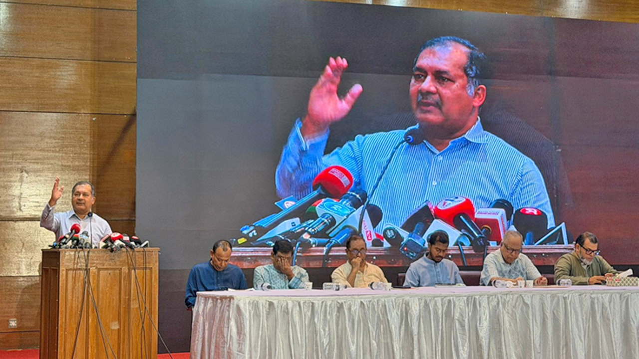 ‘দেশ পুনর্গঠনে স্বাক্ষরিত জুলাই সনদের বাস্তবায়ন’ শীর্ষক এক আলোচনা সভায় বক্তব্য রাখেন তথ্যমন্ত্রী জহির উদ্দিন স্বপন