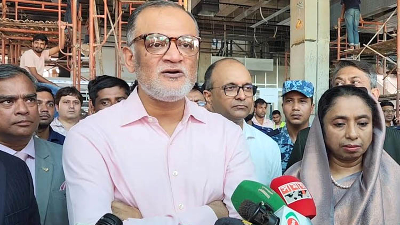 রানওয়ে সম্প্রসারণ কাজের অগ্রগতি পরিদর্শনকালে উপদেষ্টা শেখ বশিরউদ্দীন