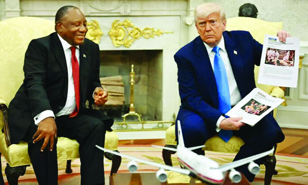 হোয়াইট হাউজে মার্কিন প্রেসিডেন্ট ডোনাল্ড ট্রাম্প দক্ষিণ আফ্রিকার প্রেসিডেন্ট সিরিল রামাফোসাকে কঙ্গো গণতান্ত্রিক প্রজাতন্ত্রে তোলা রয়টার্সের একটি ভিডিওর স্ক্রিনশট উপহার দিচ্ছেন, যেখানে এটিকে শ্বেতাঙ্গ দক্ষিণ আফ্রিকানদের গণহত্যার প্রমাণ হিসেবে মিথ্যা দাবি করা হয়েছে (ফাইল ফটো) : ইন্টারনেট
