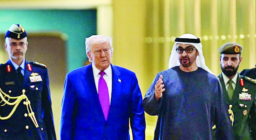 আবুধাবির প্রেসিডেন্সিয়াল টার্মিনালে সংযুক্ত আরব আমিরাতের প্রেসিডেন্ট শেখ মোহাম্মদ বিন জায়েদ আল নাহিয়ান (ডানে) ডোনাল্ড ট্রাম্পকে স্বাগত জানাচ্ছেন : ইন্টারনেট