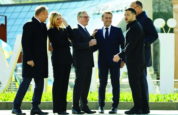 ইউক্রেনের কিয়েভের স্বাধীনতা স্কয়ারে পোল্যান্ডের প্রধানমন্ত্রী ডোনাল্ড টাস্ক, ইউক্রেনের ফার্স্ট লেডি ওলেনা জেলেনস্কা, ব্রিটেনের প্রধানমন্ত্রী কিয়ার স্টারমার, ফ্রান্সের প্রেসিডেন্ট ইমানুয়েল ম্যাক্রোঁ, ইউক্রেনের প্রেসিডেন্ট ভলোদিমির জেলেনস্কি ও জার্মানির চ্যান্সেলর ফ্রিডরিখ মের্জ  : ইন্টারনেট