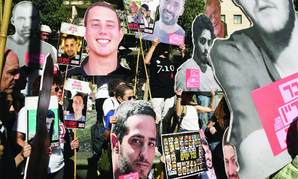 গাজা উপত্যকায় হামাস কর্তৃক আটক ইসরাইলি বন্দিদের আত্মীয়স্বজন এবং সমর্থকরা তাদের প্রিয়জনদের অবিলম্বে মুক্তির দাবিতে ও যুদ্ধবিরতির আহ্বান জানিয়ে বিক্ষোভ প্রদর্শন করছেন : ইন্টারনেট