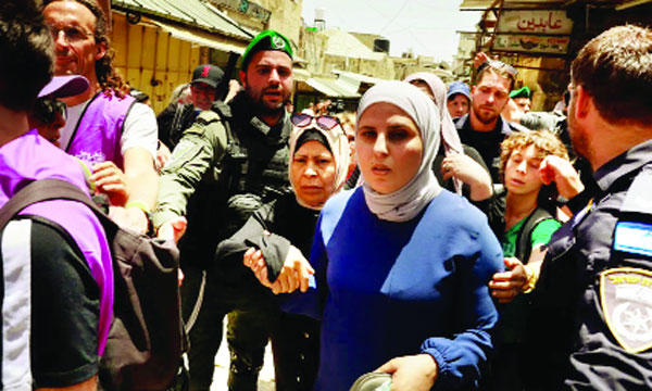 উগ্রপন্থী ইসরাইলিদের আক্রমণের পর ফিলিস্তিনি নারীদের নিরাপত্তাবাহিনী পাহারা দিয়ে সরিয়ে দিচ্ছে : ইন্টারনেট