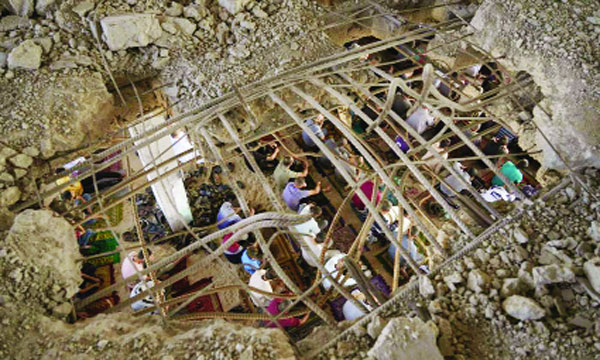 গাজার খান ইউনুস একটি ধ্বংসপ্রাপ্ত ভবনের মধ্যে জুমার নামাজের জন্য জড়ো হয় ফিলিস্তিনিরা : ইন্টারনেট