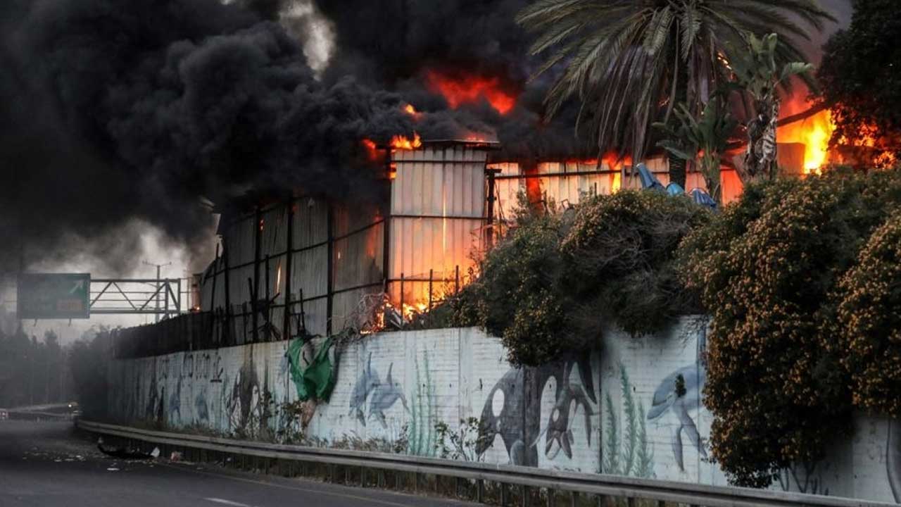 ইরানের ক্ষেপনাস্ত্র হামলায় ইসরাইলের একটি স্থাপনায় আগুন লেগে যায়