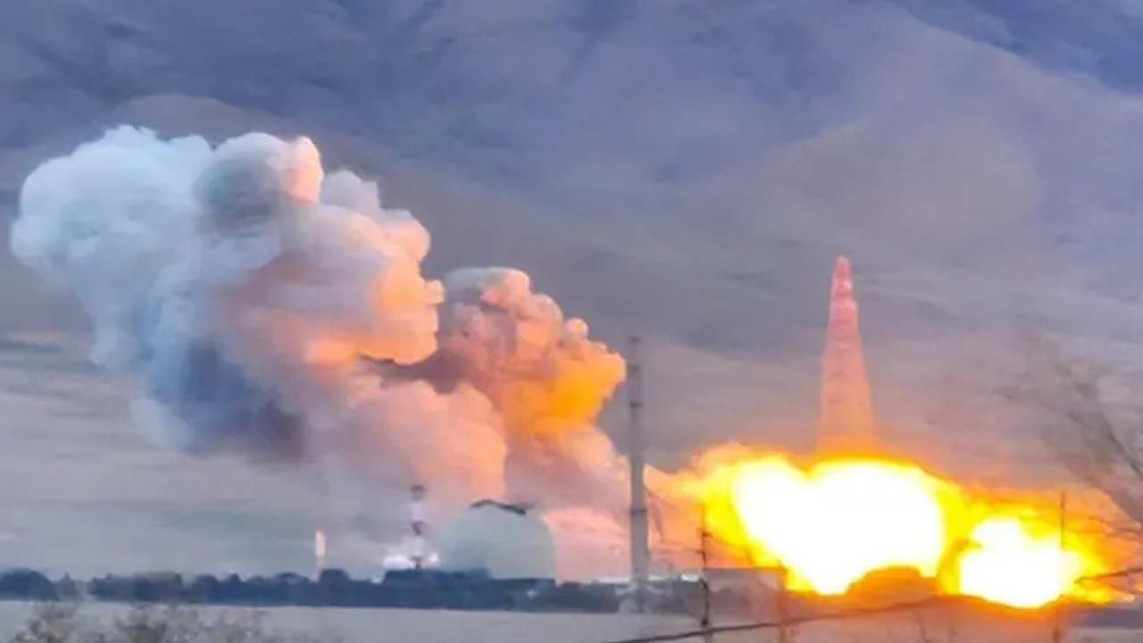 ইরানের আরাক শহরের কাছে খোন্দাব হেভি ওয়াটার পারমাণবিক কমপ্লেক্সে হামলার পর ধোঁয়া উড়তে দেখা যায়