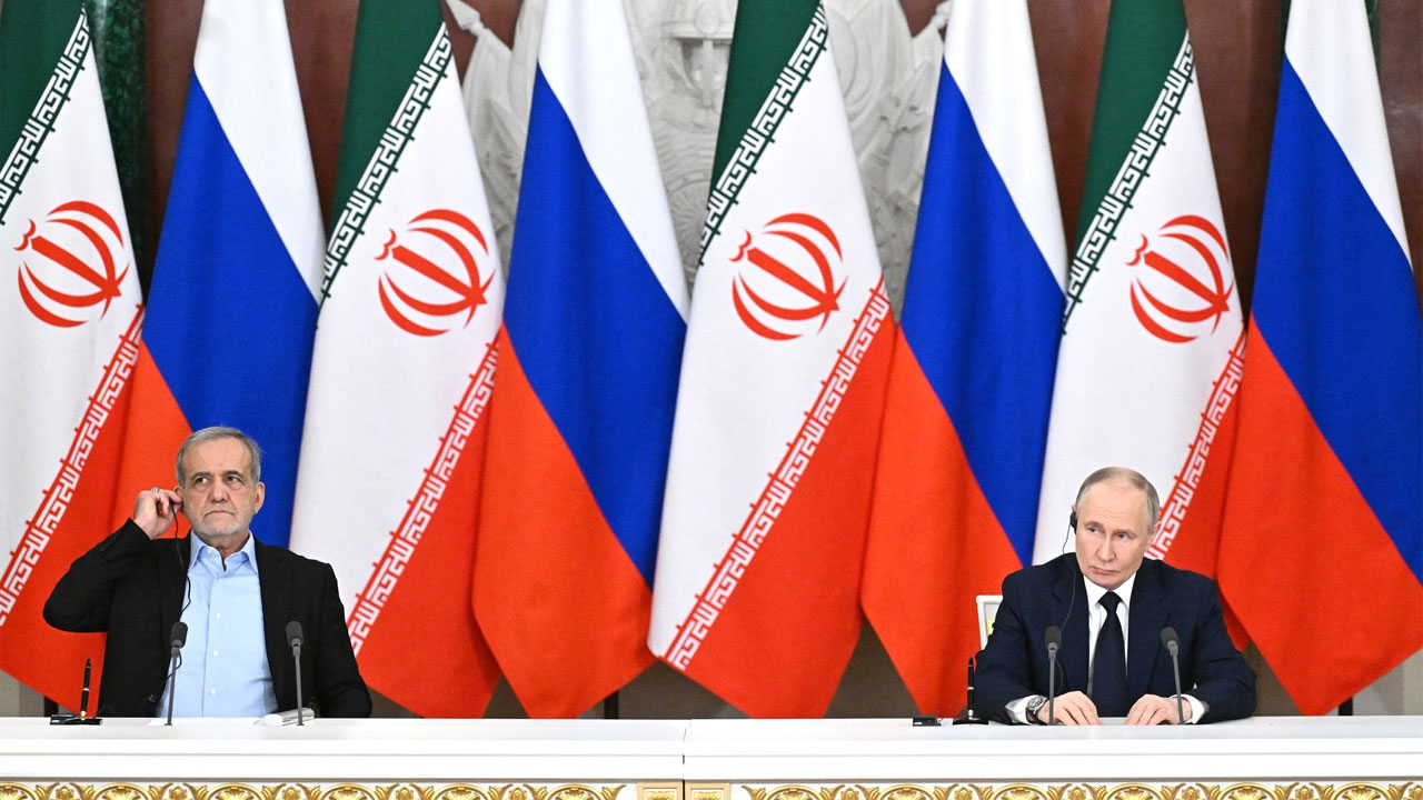 ইরানের প্রেসিডেন্ট মাসুদ পেজেশকিয়ান ও রাশিয়ার প্রেসিডেন্ট ভ্লাদিমির পুতিন