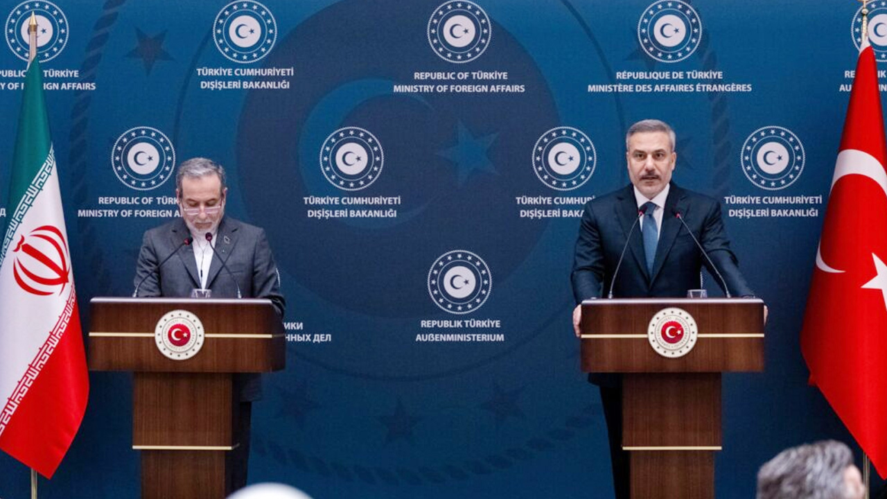 আঙ্কারায় তুর্কি পররাষ্ট্র মন্ত্রণালয়ে এক যৌথ সংবাদ সম্মেলনে বক্তব্য রাখছেন তুরস্কের পররাষ্ট্রমন্ত্রী হাকান ফিদান (ডানে) এবং ইরানের পররাষ্ট্রমন্ত্রী আব্বাস আরাগচি।