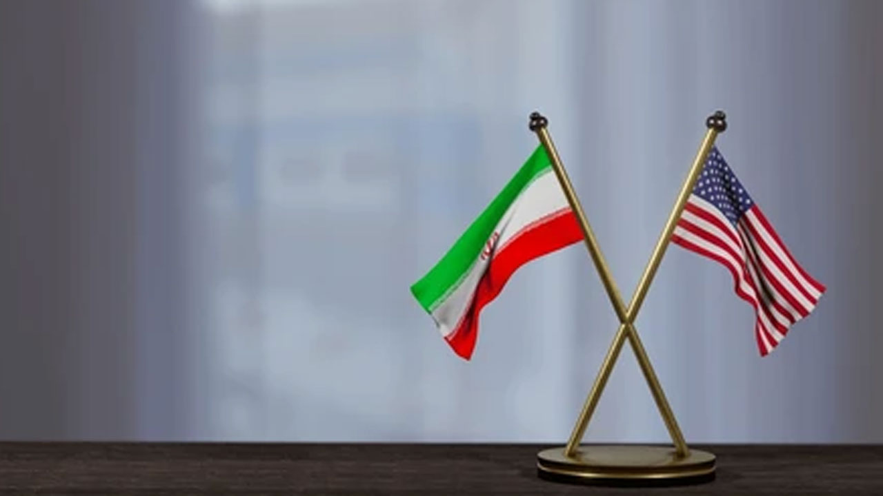 ইরান ও যুক্তরাষ্ট্রের পতাকা