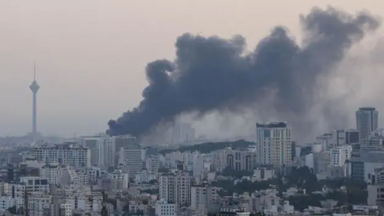 ইরানের রাজধানী তেহরানের ইসরাইলের হামলার পর ধোঁয়া দেখা যায়