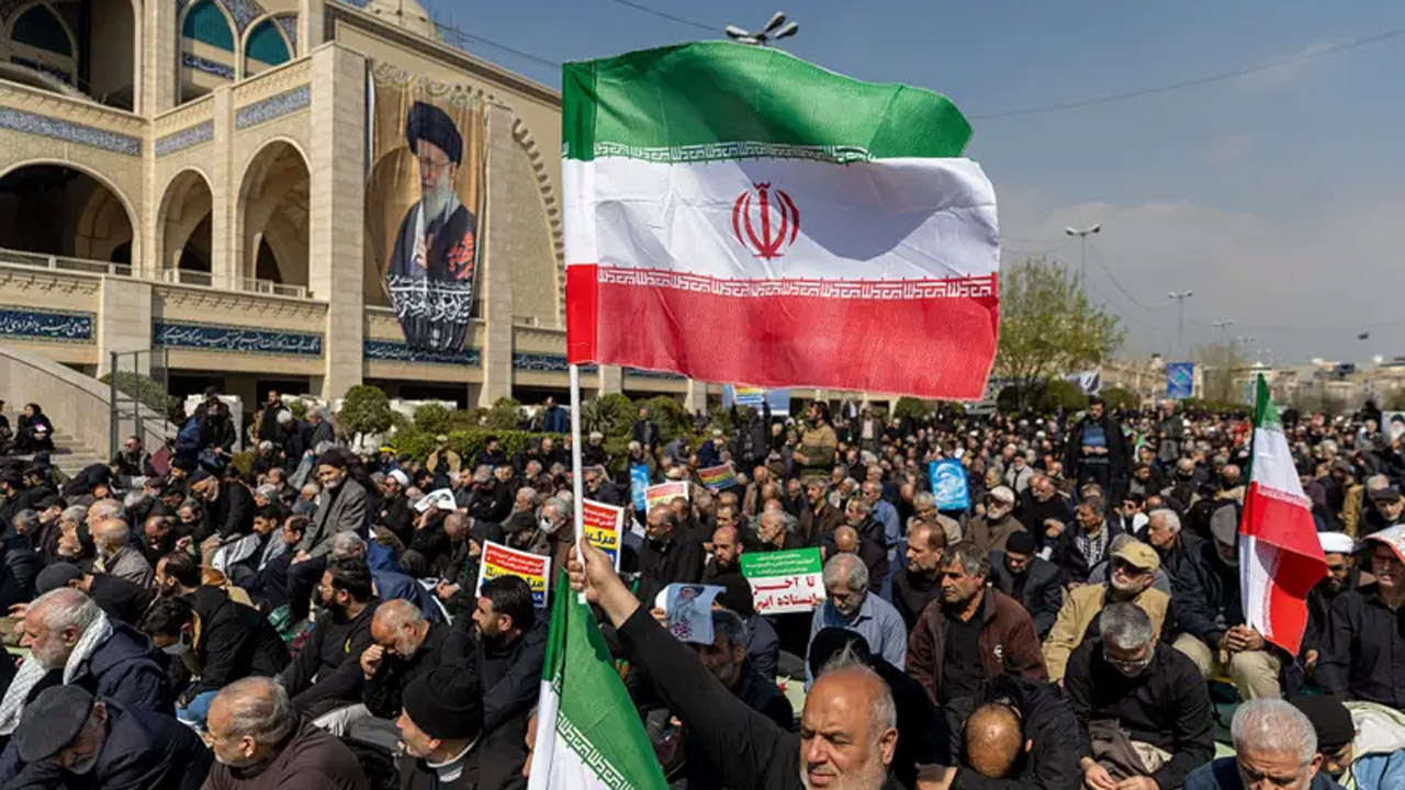 আগ্রাসনের বিরুদ্ধে ইরানিদের প্রতিবাদ