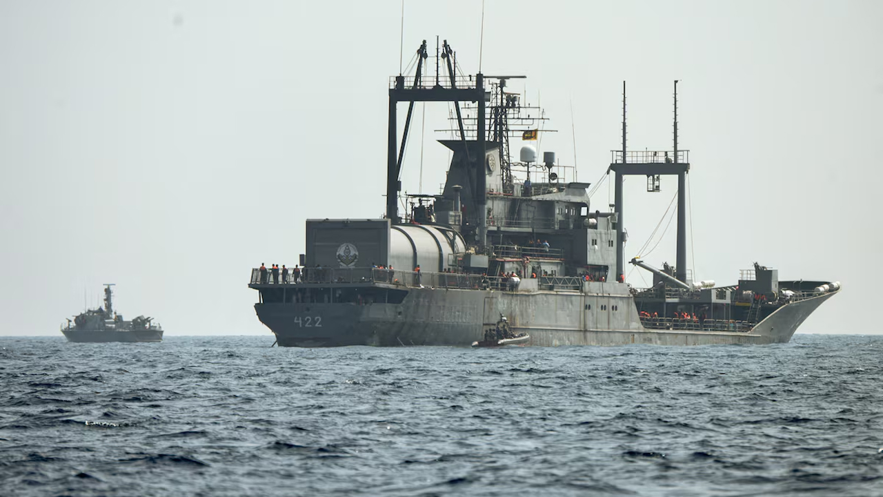 শ্রীলঙ্কার উপকূলে মার্কিন হামলায় বিপর্যস্ত ইরানি সামরিক জাহাজ, আইআরআইএস ডেনার ক্রুদের সহায়তায়  উদ্ধার অভিযান শুরু করে  শ্রীলঙ্কার নৌবাহিনীর একটি জাহাজ