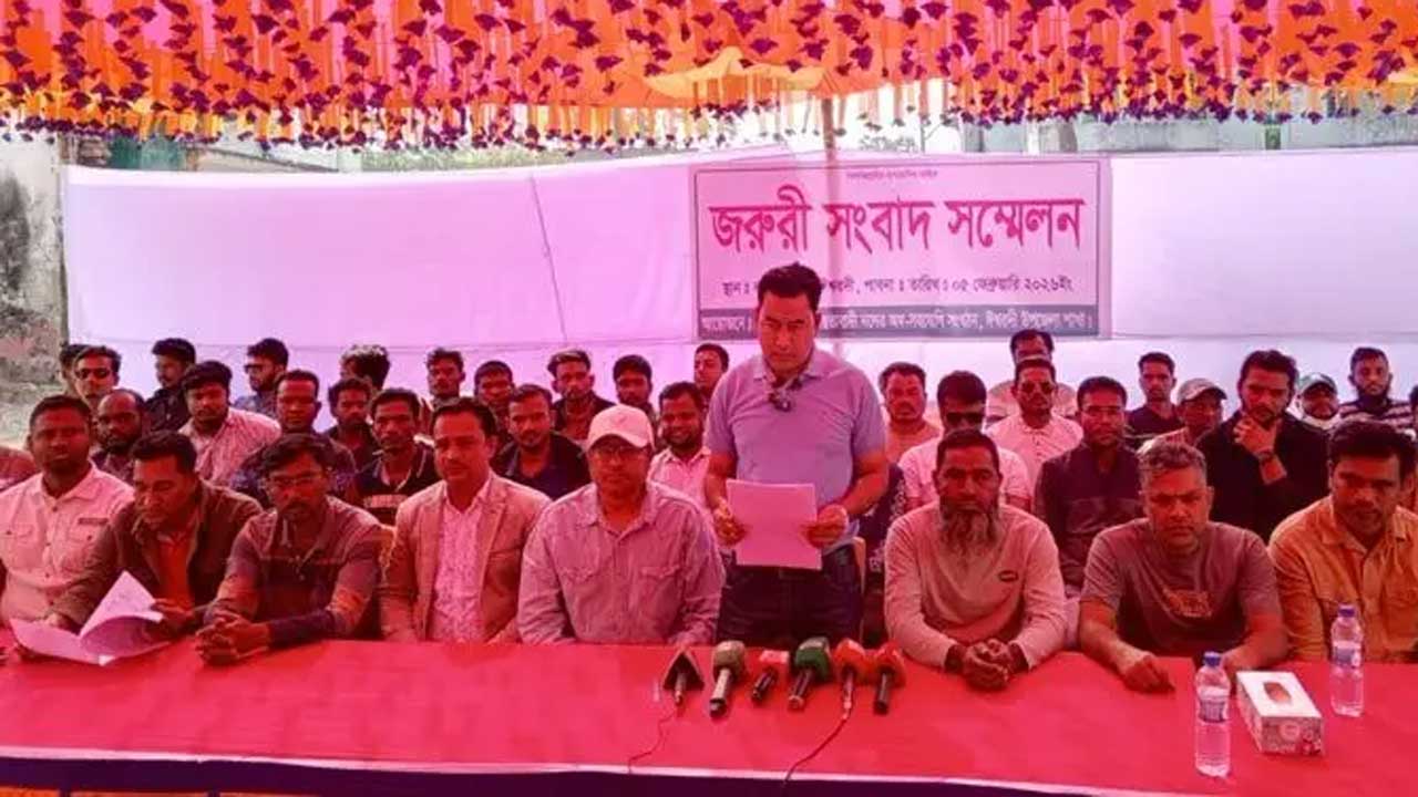 ঈশ্বরদীতে সংবাদ সম্মেলন ডেকে বিএনপি থেকে পদত্যাগের ঘোষণা দেন শতাধিক নেতাকর্মী