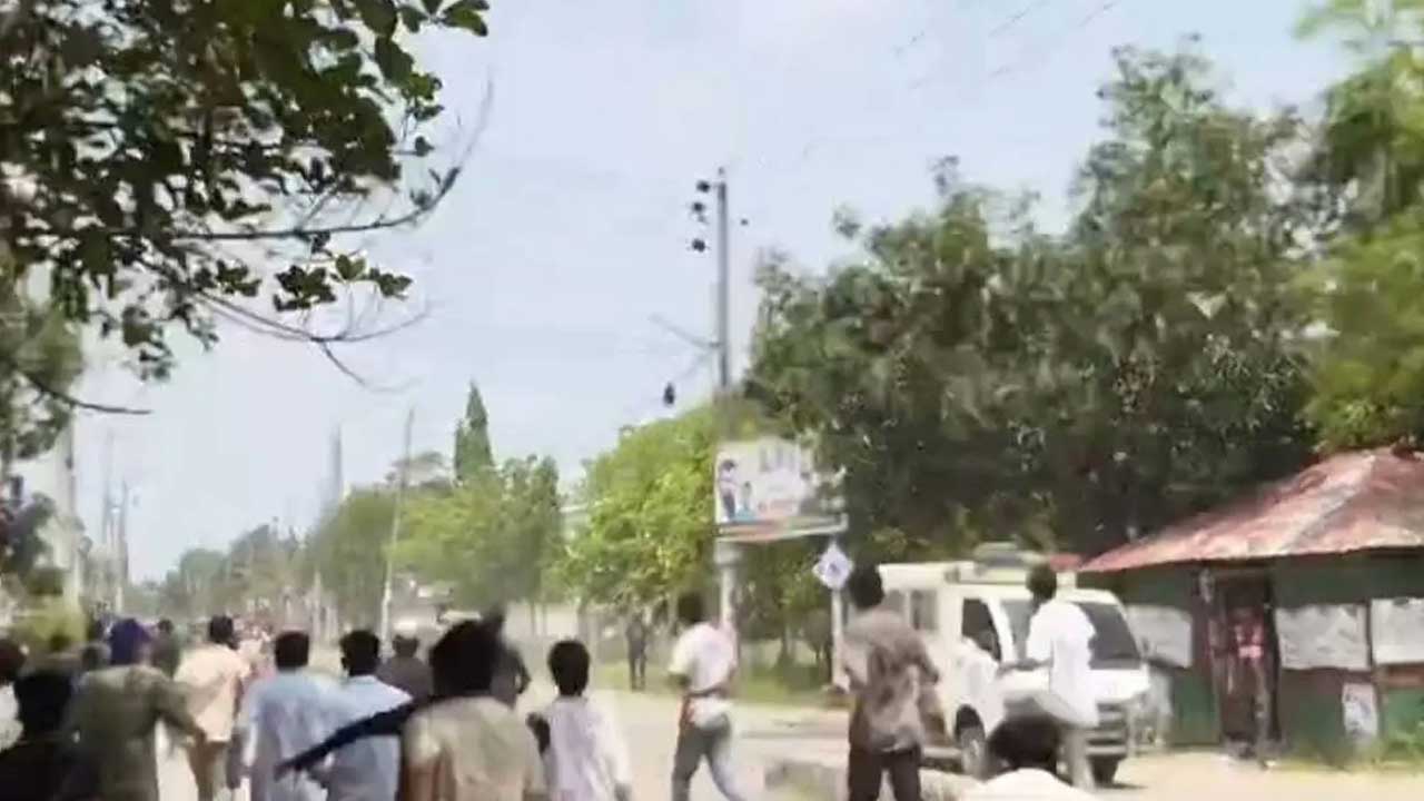 ঈশ্বরদী সরকারি কলেজের সামনে ছাত্রশিবির-ছাত্রদলের পাল্টাপাল্টি ধাওয়ার ঘটনা ঘটে