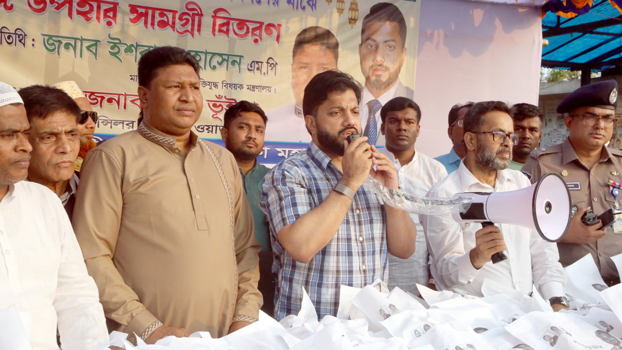 ঈদ উপহার সামগ্রী বিতরণ অনুষ্ঠানে বক্তব্য রাখছেন ইঞ্জিনিয়ার ইশরাক হোসেন