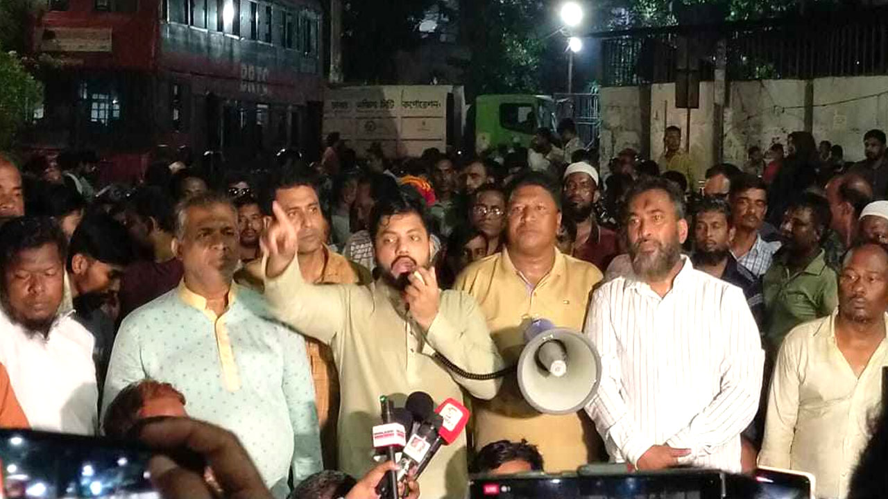 আন্দোলনকারীদের উদ্দেশে কথা বলছেন ইশরাক হোসেন