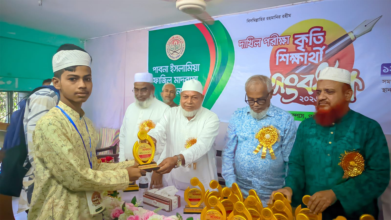 কৃতি শিক্ষার্থীদের ক্রেস্ট তুলে দিচ্ছেন অতিথিরা