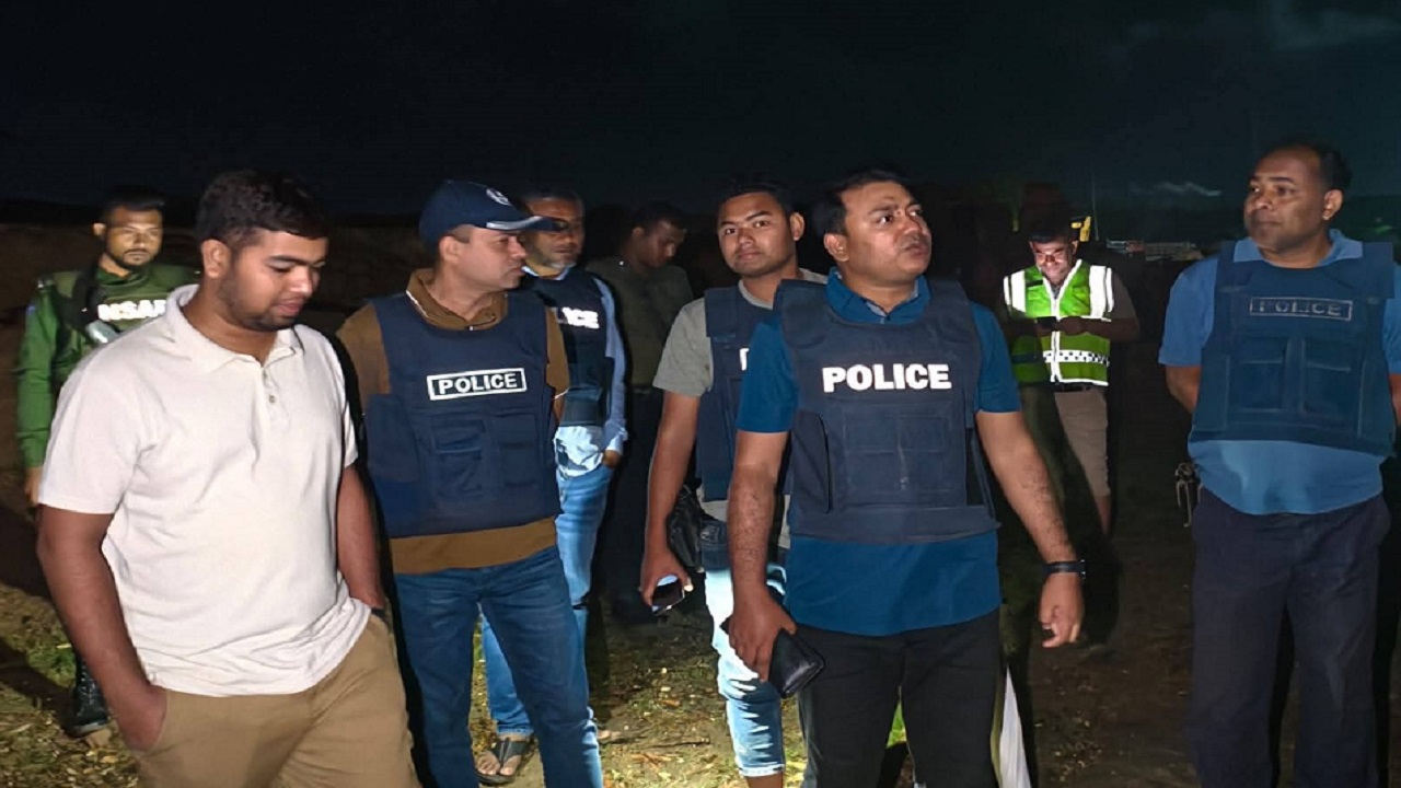 ঈশ্বরদীতে অবৈধ মাটি কাটার বিরুদ্ধে গভীর রাতে প্রশাসনের অভিযান