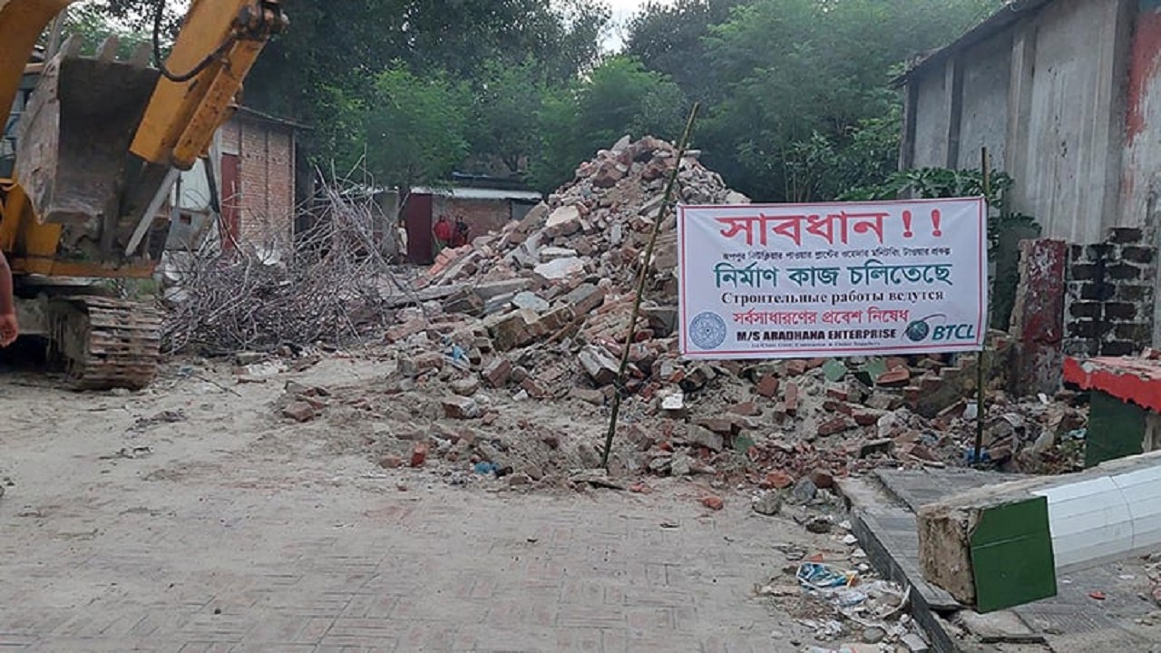 ঈশ্বরদীতে রেলওয়ের জায়গায় আওয়ামী লীগ কার্যালয়, ভেঙে নির্মাণ হচ্ছে আবহাওয়া পর্যবেক্ষন টাওয়ার