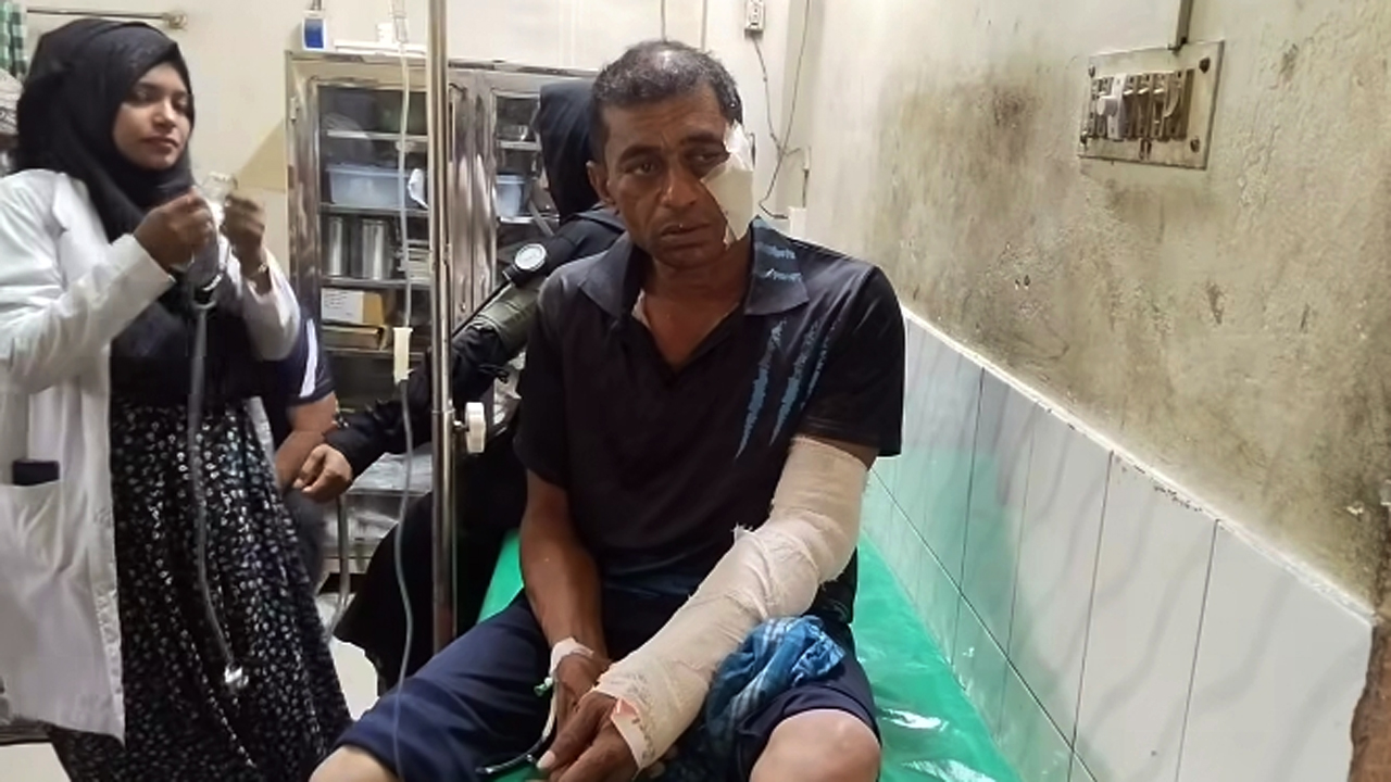 আহত একজনকে হাসপাতালে চিকিৎসা দেয়া হচ্ছে